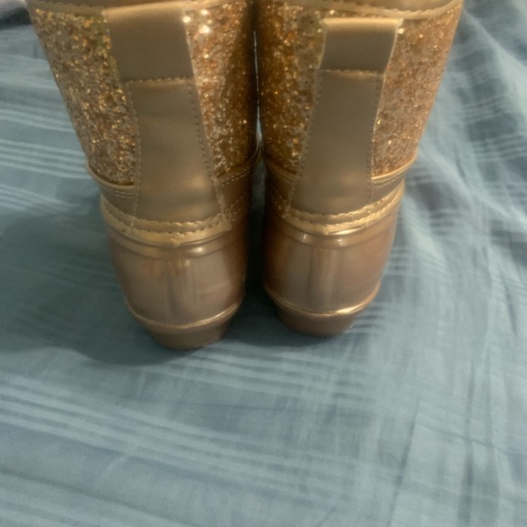 New rose gold toddler duck boots. Size 9 - Picture 4 of 6